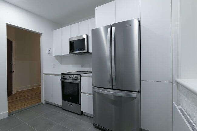 Photo du bâtiment - 4870 Chem. Queen Mary