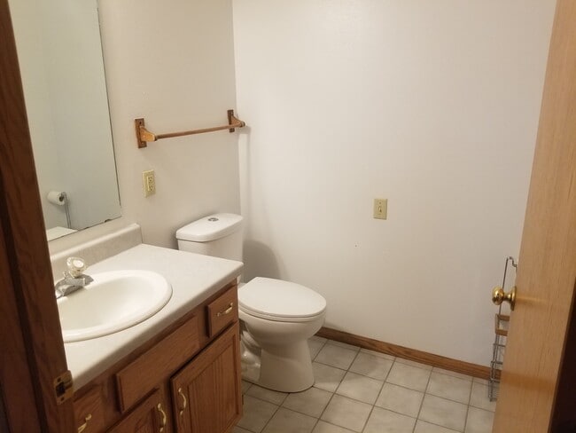 1/2 Bath - 5695 Wilshire Dr