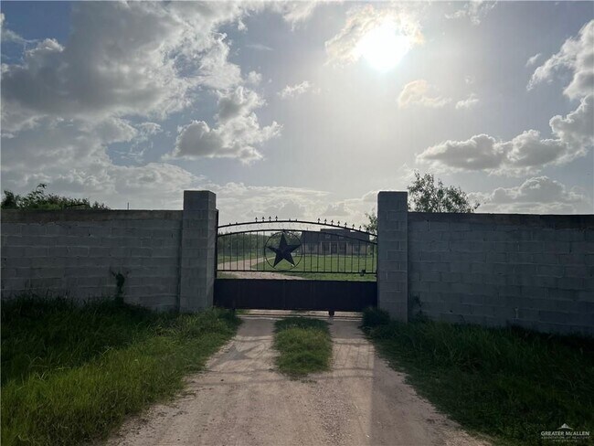 Foto del edificio - 24175 Engleman Rd