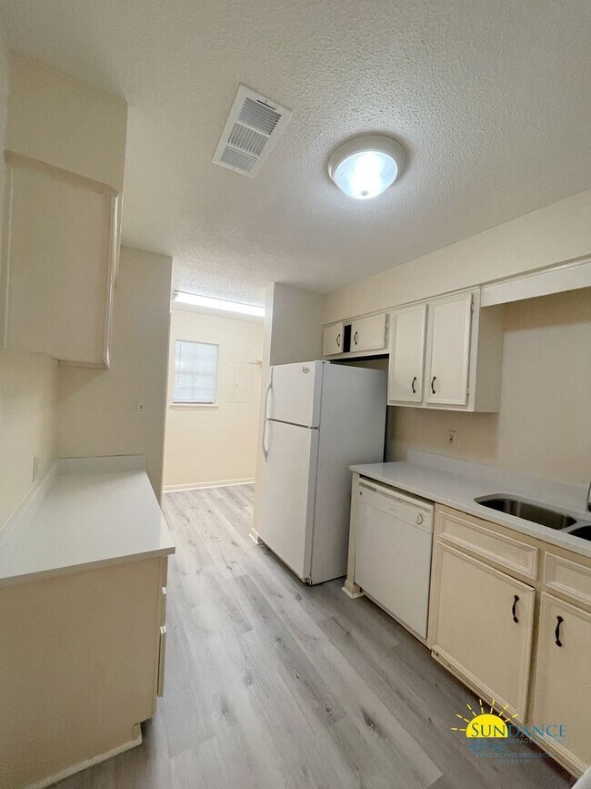 Foto del edificio - Great Centrally Located 2 Bedroom Townhous...