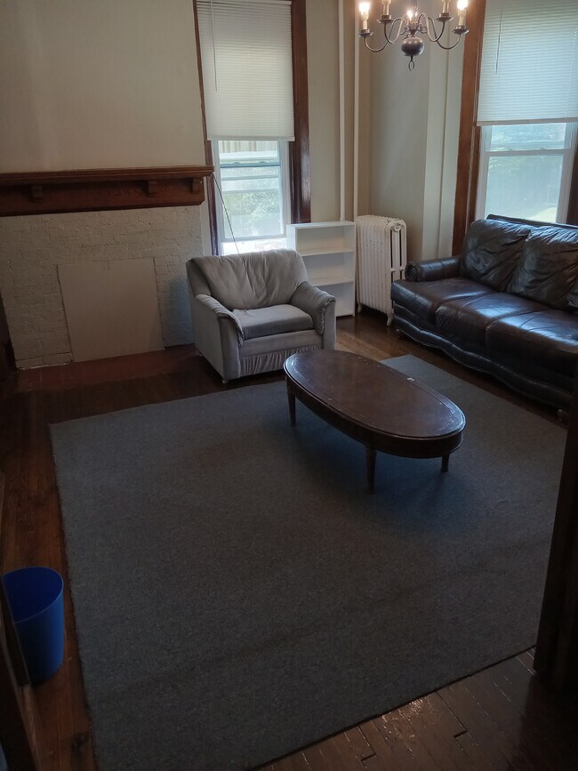 Apartamento 4 - sala de estar - 523 E State St