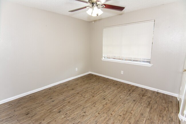 Foto del edificio - 1667 Northwood St
