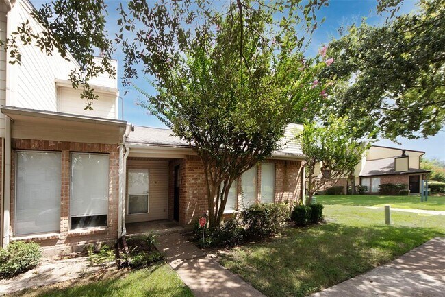 Building Photo - 7852 Green Lawn Dr