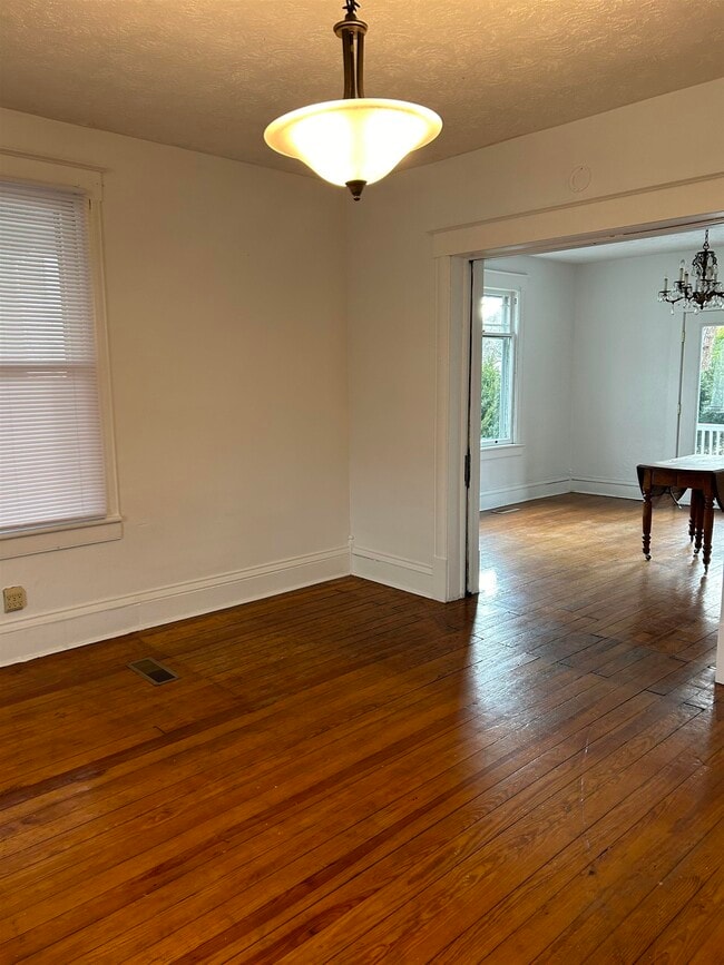 Building Photo - 527 Virginia Ave
