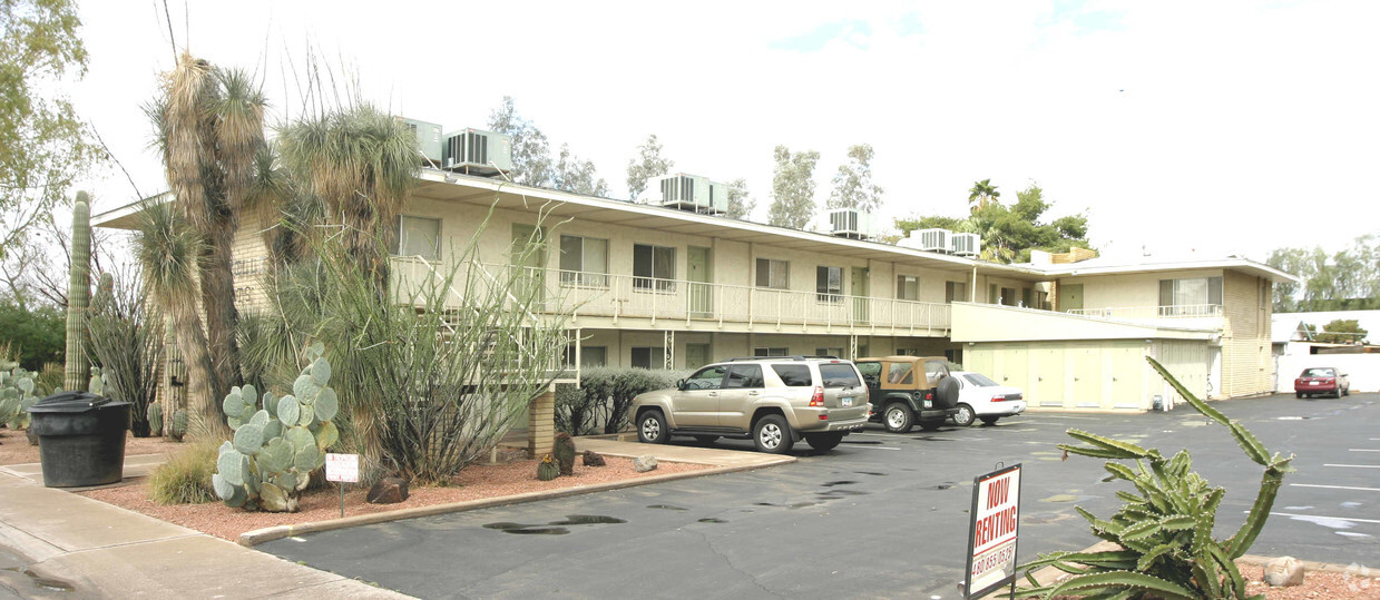 Primary Photo - Saville Apartments