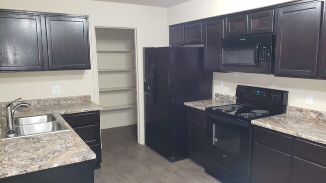 Foto del edificio - SOLAR 4 bedroom, 2 bath for Rent