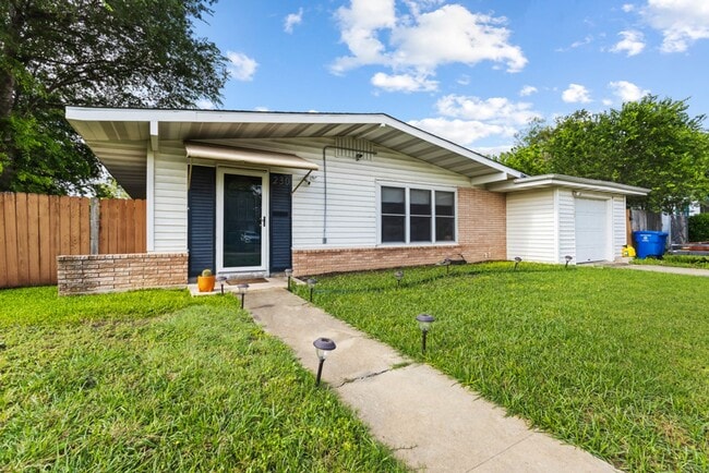 Building Photo - 230 Brettonwood Dr