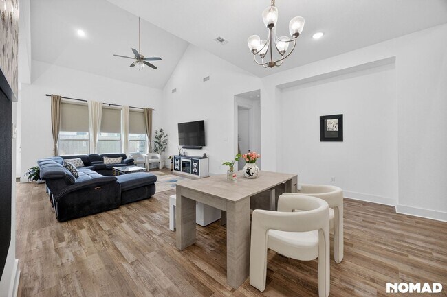 Foto del edificio - 1120 Saddle Ridge Dr