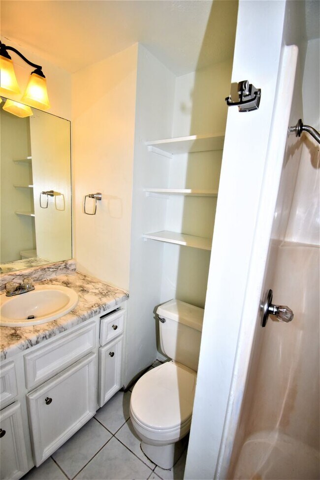 Building Photo - 123 Marion St