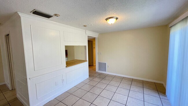 Foto del edificio - Unfurnished Annual Rental Available Now