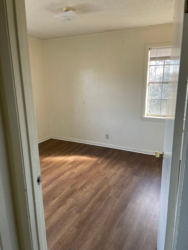 Bedroom w/ closet - 105 Arlington Dr