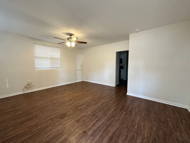 Building Photo - Charming Two Bedroom- Riverside, Murray Hi...