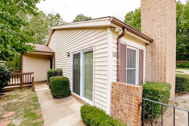 Building Photo - 113 Tee Ct