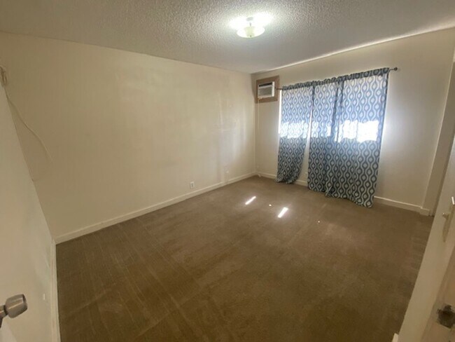 Foto del edificio - Large Six Bedroom Home