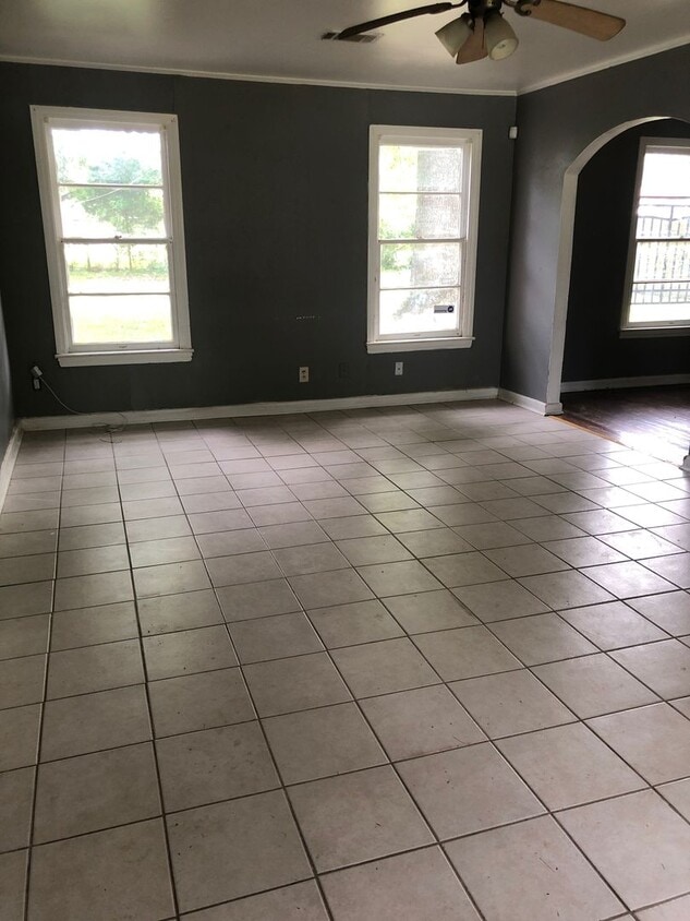 Building Photo - 2417 Devaughn St