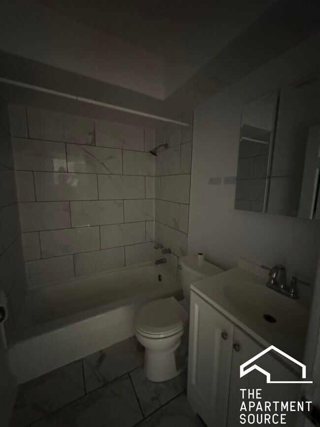 Building Photo - 6830 N Sheridan Rd