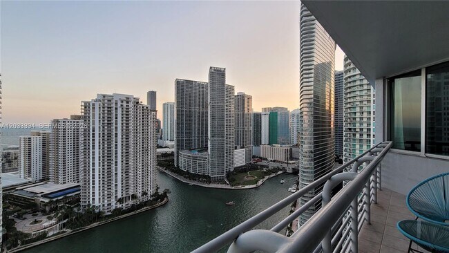 Foto del edificio - 325 S Biscayne Blvd