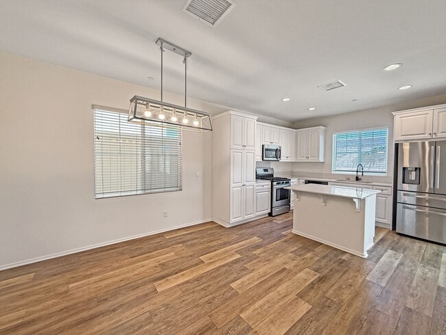 Building Photo - Beautiful 3B/2.5BA Home w/ Turf Backyard!