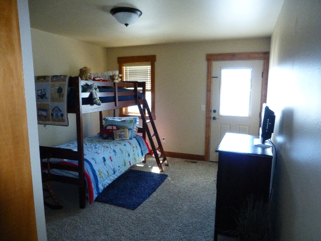 Building Photo - 2025 Lake Hills Dr