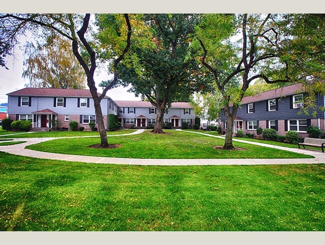 Building Photo - Classic 2 Bedroom Mid-Century Townhouse in the Heart of Cedar Hills!