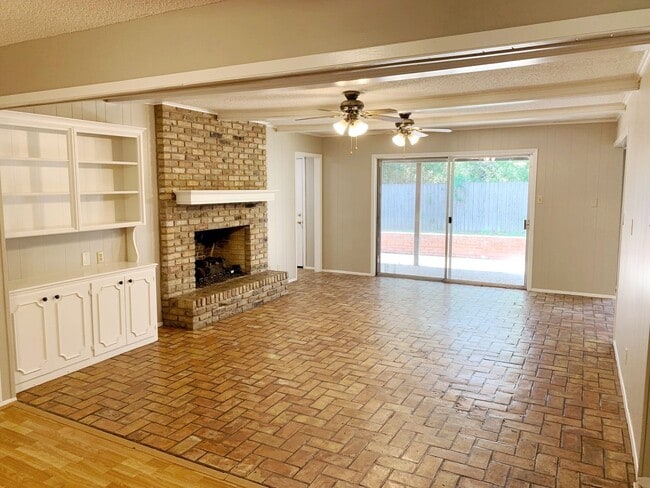 Building Photo - South Tyler! Lovely 3 Bedroom, 2 Bath Home...