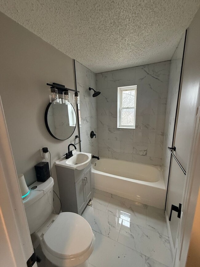 Building Photo - Beautiful 3 Bedroom 2 bath Townhome Conveniently Located and updated