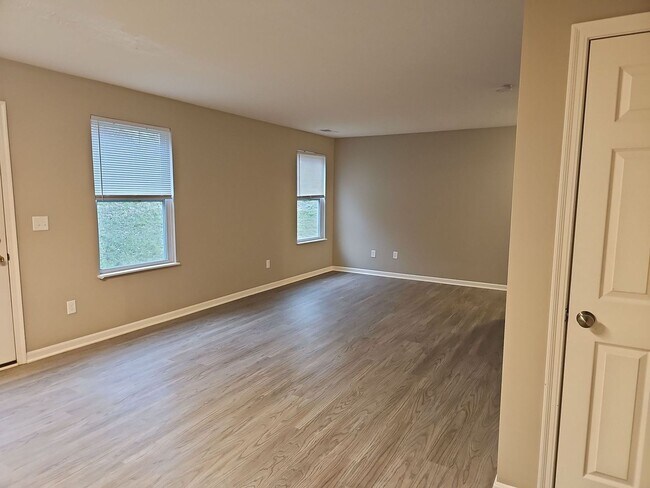 Building Photo - 502 Herbert Ave 4BR/2.5BA (Lockland)