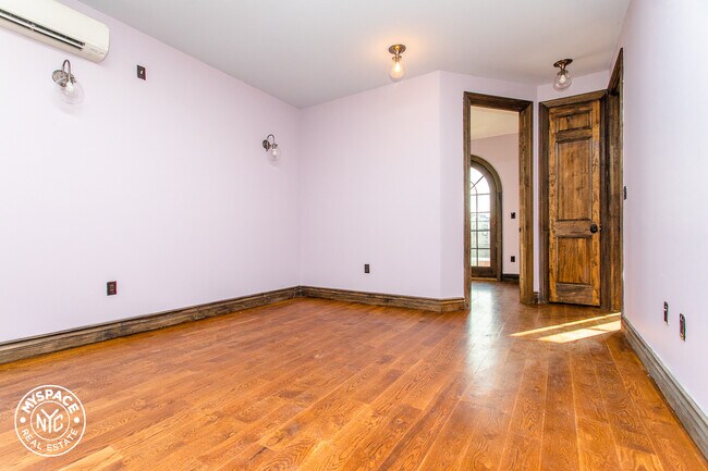 Building Photo - 254 Palmetto St