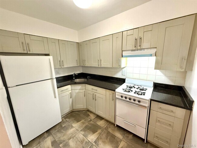 Foto del edificio - 74-02 43rd Ave