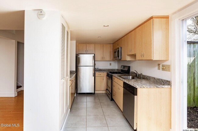 Foto del edificio - 586 N Broadway