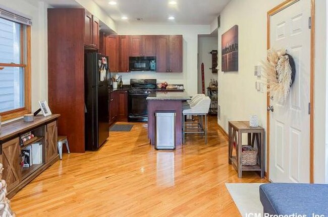 Foto del edificio - 2543 N Southport Ave