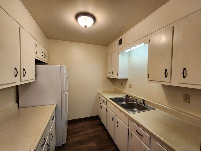 Building Photo - Downtown 1 bedroom Courtyard Apartment *Tenant Pays Electric ONLY!*