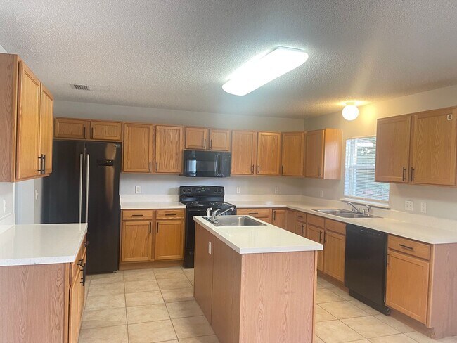 Foto del edificio - Beautiful 4 Bedroom, 3.5 Bath, 2 Car Garag...