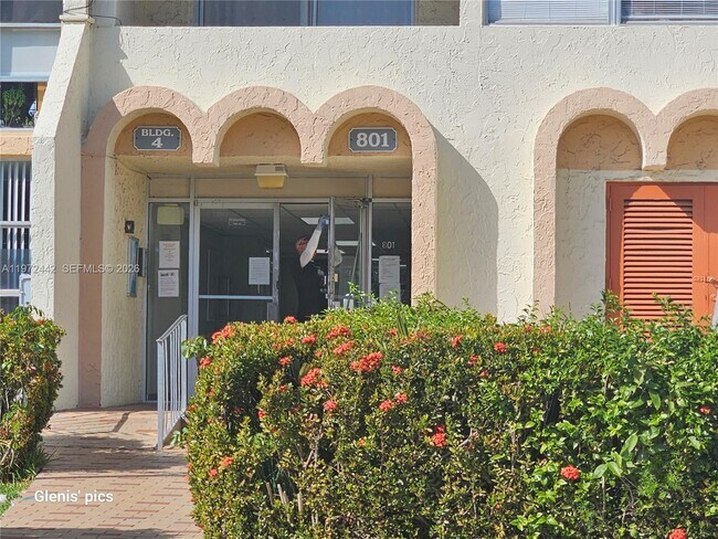 Foto del edificio - 801 Three Islands Boulevard