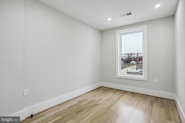 Building Photo - 1511 D St NE