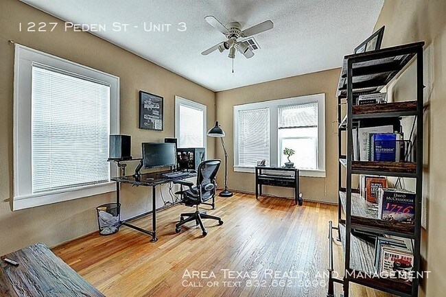 Building Photo - Charming Home in Houston!