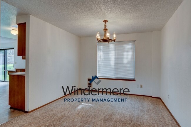 Building Photo - 4 Bedroom 2.5 Bathroom Home Close to West Beach
