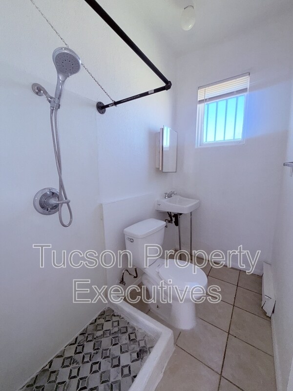 Building Photo - 19 W Veterans Blvd