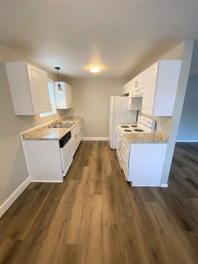 Building Photo - Beautifully Updated Ground-Level 2-Bedroom!