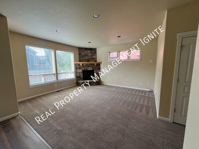 Building Photo - 4 Bedroom Redmond Home