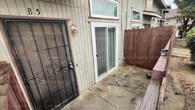 Building Photo - 1 bedroom and 1 bathroom. Stine Rd/ Ming Ave * Move in Special (on approved Credit)*