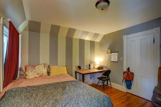 Bedroom - 1027 Drake St