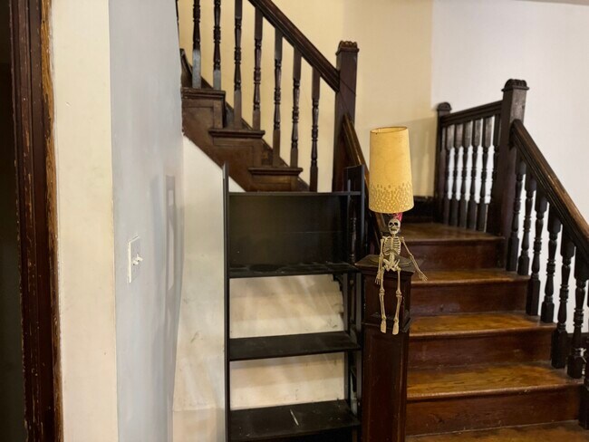 Escaleras del primer piso - 5031 Cedar Ave