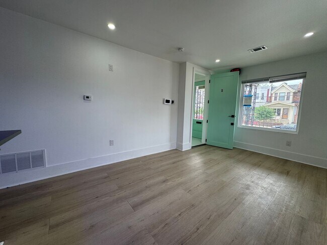 Foto del edificio - Newly Renovated 1-Bedroom Apartment! Avail...