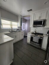 Building Photo - 406 E Buckthorn St