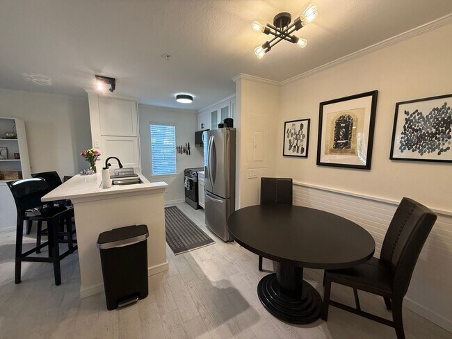 Foto del edificio - SEASONAL RENTAL - Downtown Sarasota Renovated Waterfront Condo