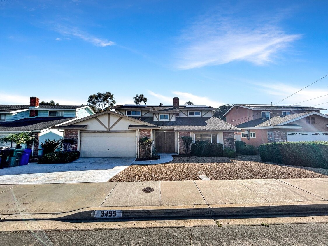 Foto principal - Beautiful 4BD/2BA W/ Attached Garage in Cl...