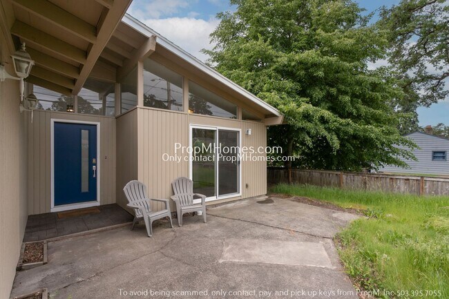 Building Photo - Updated 3-Bedroom Gladstone Home with Bonus Office Space!