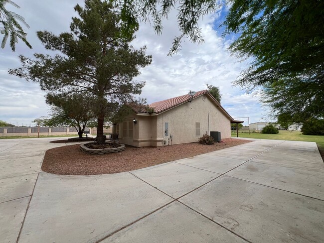Building Photo - HOME IN THE COUNTY!