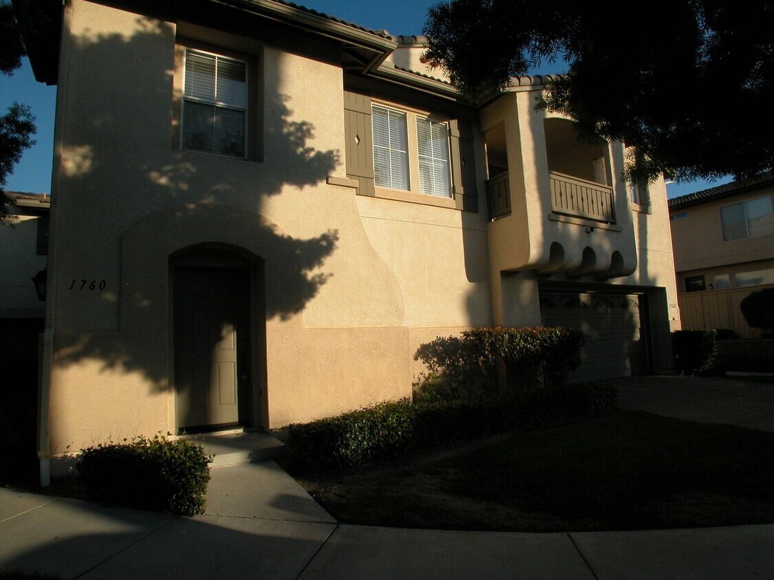 Primary Photo - WOW! 2 bedroom, 2 bath Townhome in Capri!
